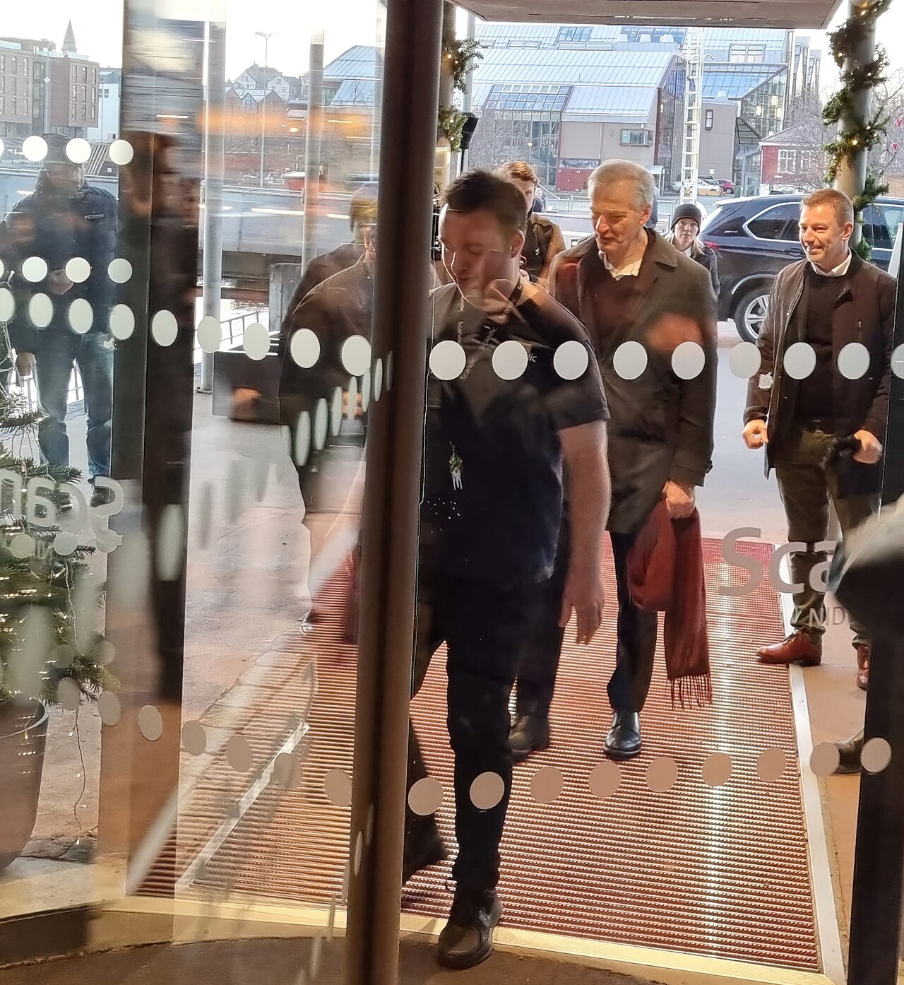 01 Støre entrer Scandic v3