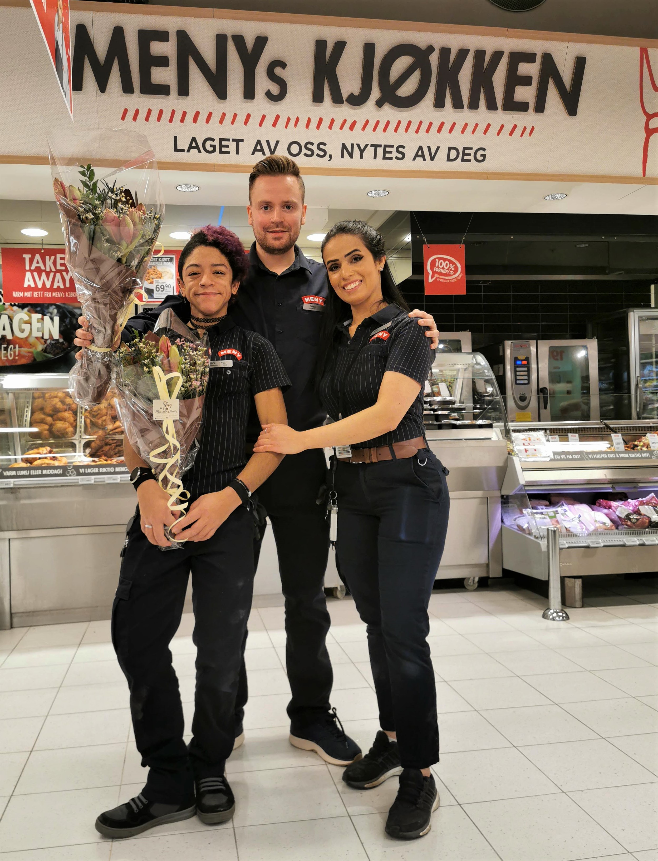 Fra venstre: Jessica, Thomas Skogmo (butikksjef) og Sara Alabdi (fadder for Jessica)