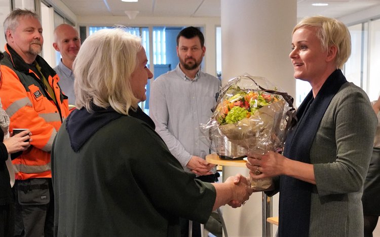 Bildet: HR-sjef Else Ravndal i Avinor mottar velfortjente blomster fra stortingsrepresentant Margret Hagerup (H), som sitter i Arbeids- og sosialkomiteen.