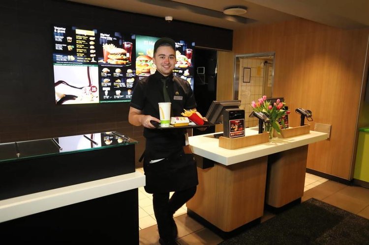 William i sving på McDonald’s. Foto fra reportasjen i Fanaposten, ved journalist/fotograf Ståle Melhus